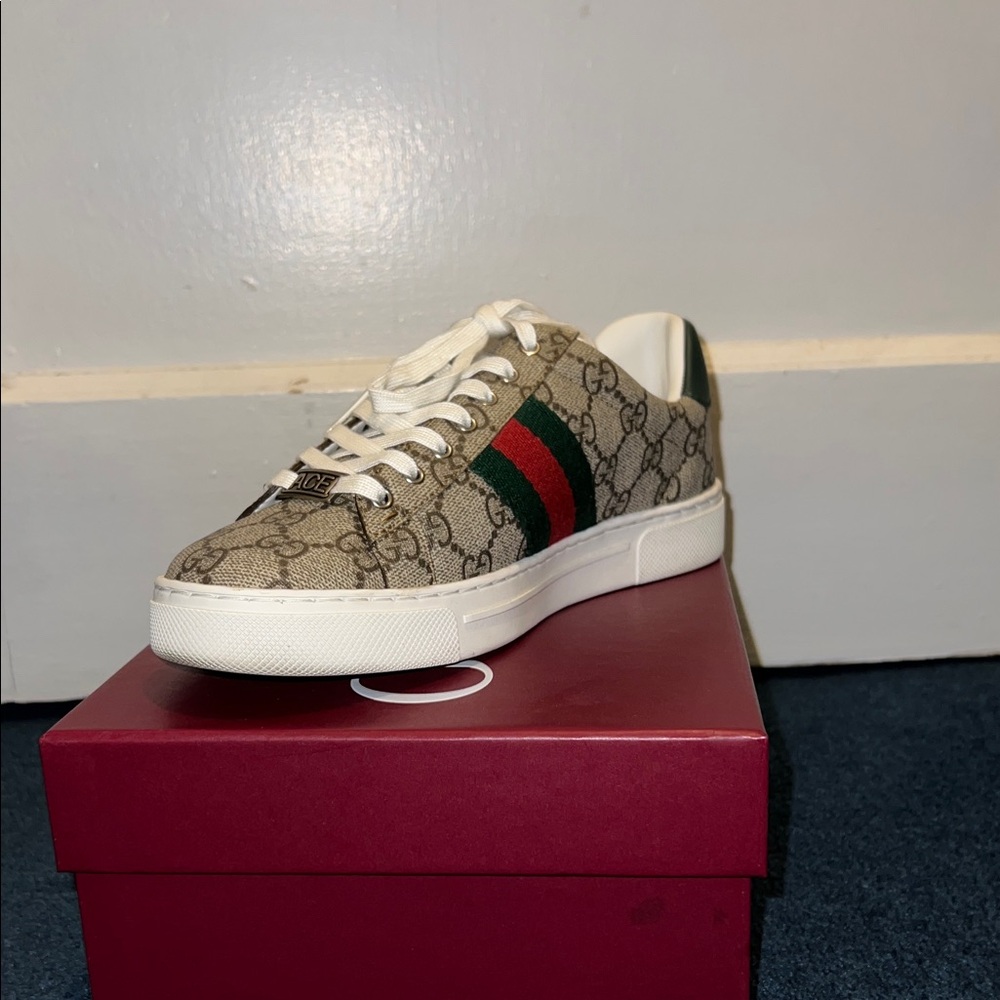 Gucci White and Gray Product Cards